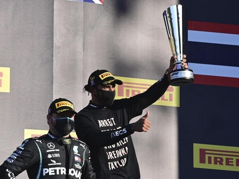 Hat in der Toskana seinen 90. Grand Prix gewonnen: Lewis Hamilton (r). Foto: Miguel Medina/Pool AFP/AP/dpa