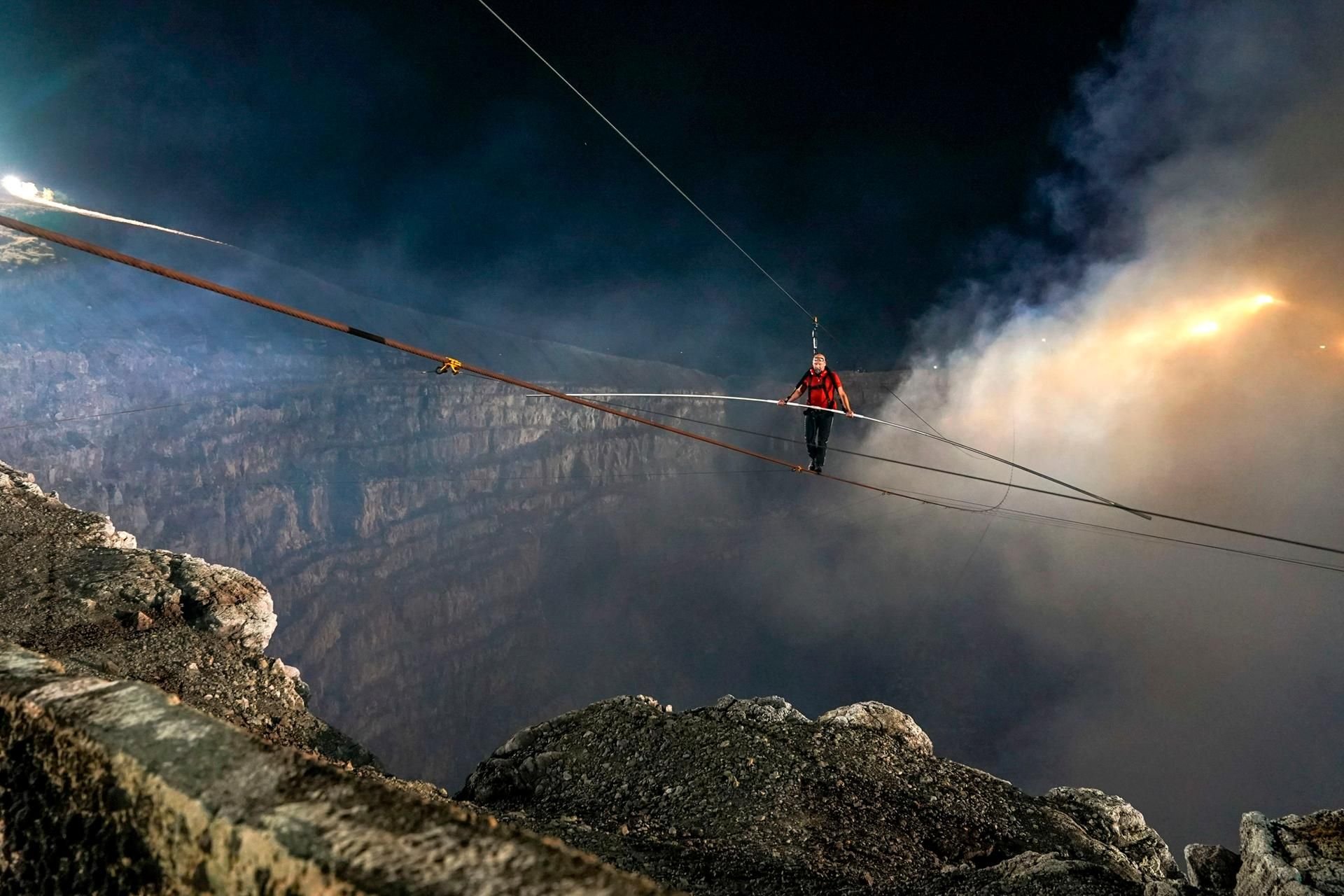 Drahtseilartist Nik Wallenda läuft über den Vulkan