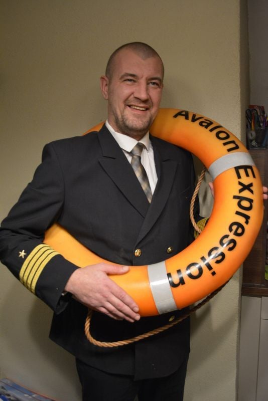Rainer Lembck mit einem Rettungsring der „Avalon Expression“