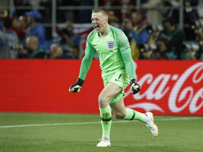 Englands Torwart Jordan Pickford hat den letzten Schuss der Kolumbianer beim Elfmeterschießen gehalten. England ist damit im Viertelfinale. Foto: Victor R. Caivano/AP
