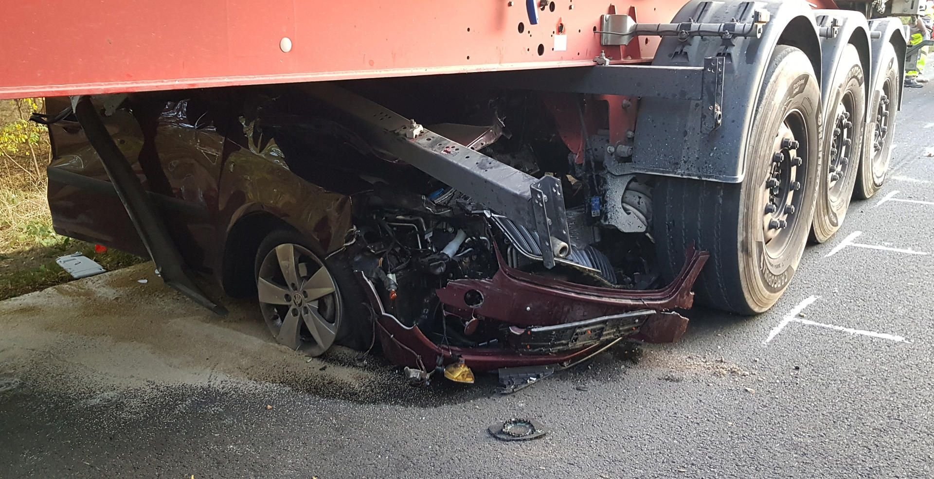 Das Wrack eines PKW liegt auf der Bundesstraße 87 bei Leibchel (Dahme-Spreewald) unter einem Lastwagen.