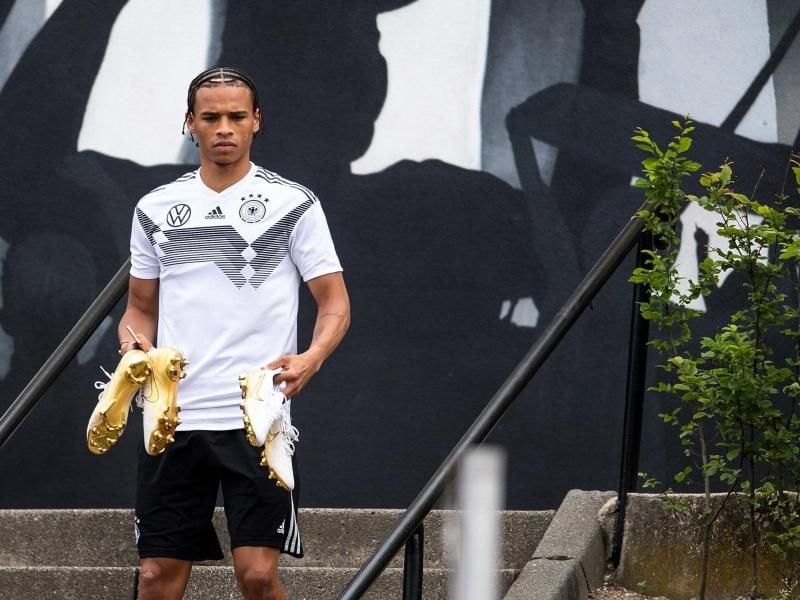 Leroy Sané kommt zum Training der Nationalmannschaft in Venlo. Foto: Marius Becker
