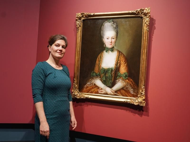 Die Restauratorin und Kuratorin Kerstin Krainer vor dem Porträt der Henriette von Carlowitz in der Alten Nationalgalerie. Foto: