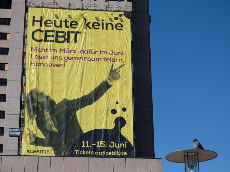 Das offizielle Werbeplakat der Computermesse CeBIT hängt am Bredero-Hochhaus. Die CeBIT findet vom 11. bis 15. Juni statt. Foto: Peter Steffen