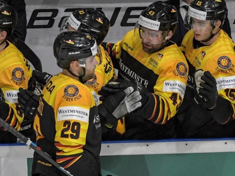 Leon Draisaitl (l) jubelt mit seinen Teamkollegen nach seinem Treffer zum 2:1 gegen Österreich. Foto: Armin Weigel