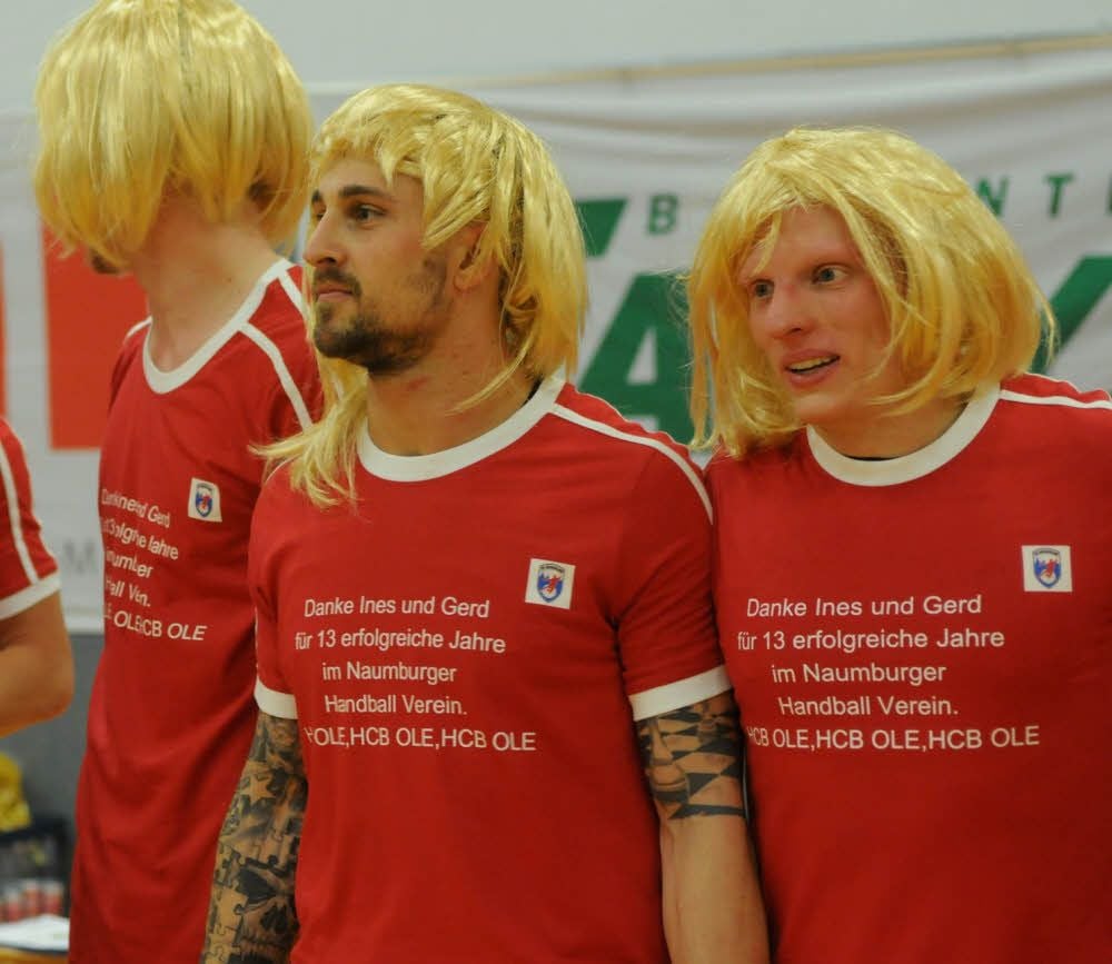 „Wir sind Ines!“ Die Oberliga-Männer des HCB - hier Benedikt Schmidt (r.), der das Team ebenfalls verlässt, und Top-Torjäger Kenny Dober - im Seidler-Look.