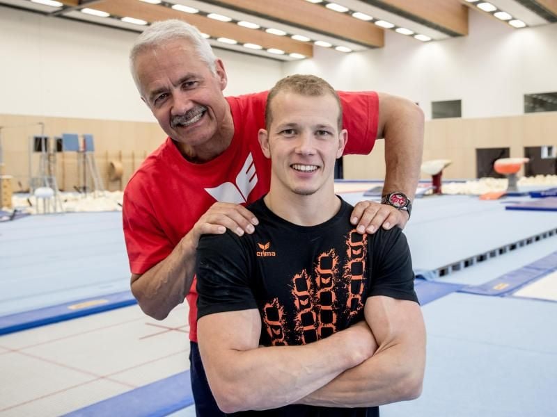 Fabian Hambüchen und sein Vater Wolfgang Hambüchen im Bundesleistungszentrum in Kienbaum. Foto: Michael Kappeler