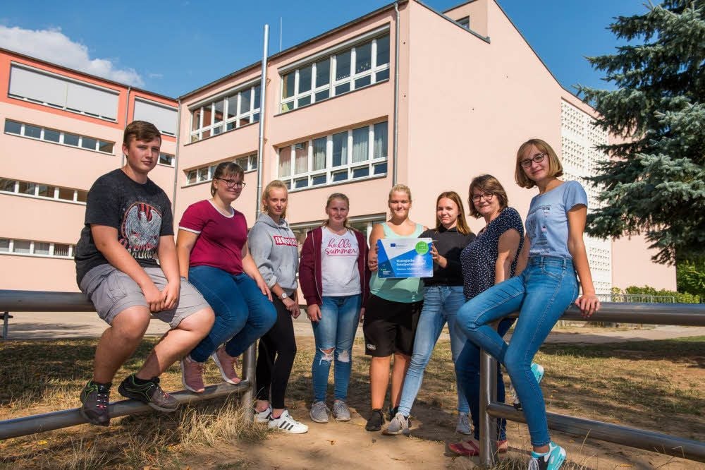 Mit Schülern der achten Klassen startet Carola Müller (2.v.r.) wieder in das Erasmus-Projekt.