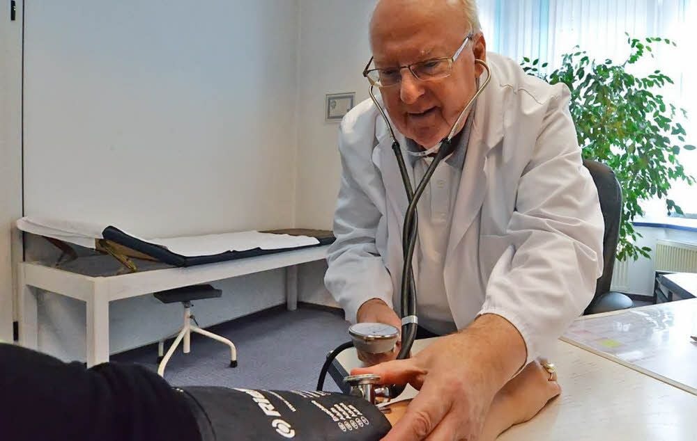 Friedrich Schneeweiß ist auch jenseits der 70 noch für seine Patienten da.