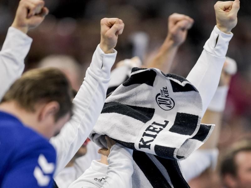 Die Handballer des THW Kiel setzten sich souverän durch. Foto: Axel Heimken/dpa