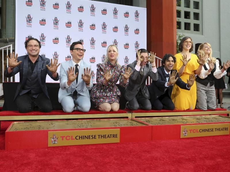 Sieben auf einem Streich: Johnny Galecki (l-r), Jim Parsons, Kaley Cuoco, Simon Helberg, Kunal Nayyar, Mayim Bialik und Melissa Rauch haben ihre Hände in den feuchten Zement gedückt. Foto: Willy Sanjuan/Invision