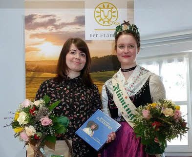 Elisa Schadow (links) löst Karolin Gedlich als Flämingkönigin ab.