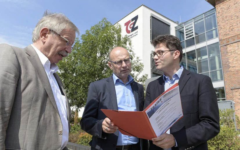 Hans-Joachim Krokoszinski von der Hochschule Anhalt, Michael Otto vom Bahnwerk Süd und Wirtschaftsdezernent Robert Reck haben das „Trains“-Projekt unterstützt und vorangetrieben. Mit Erfolg.