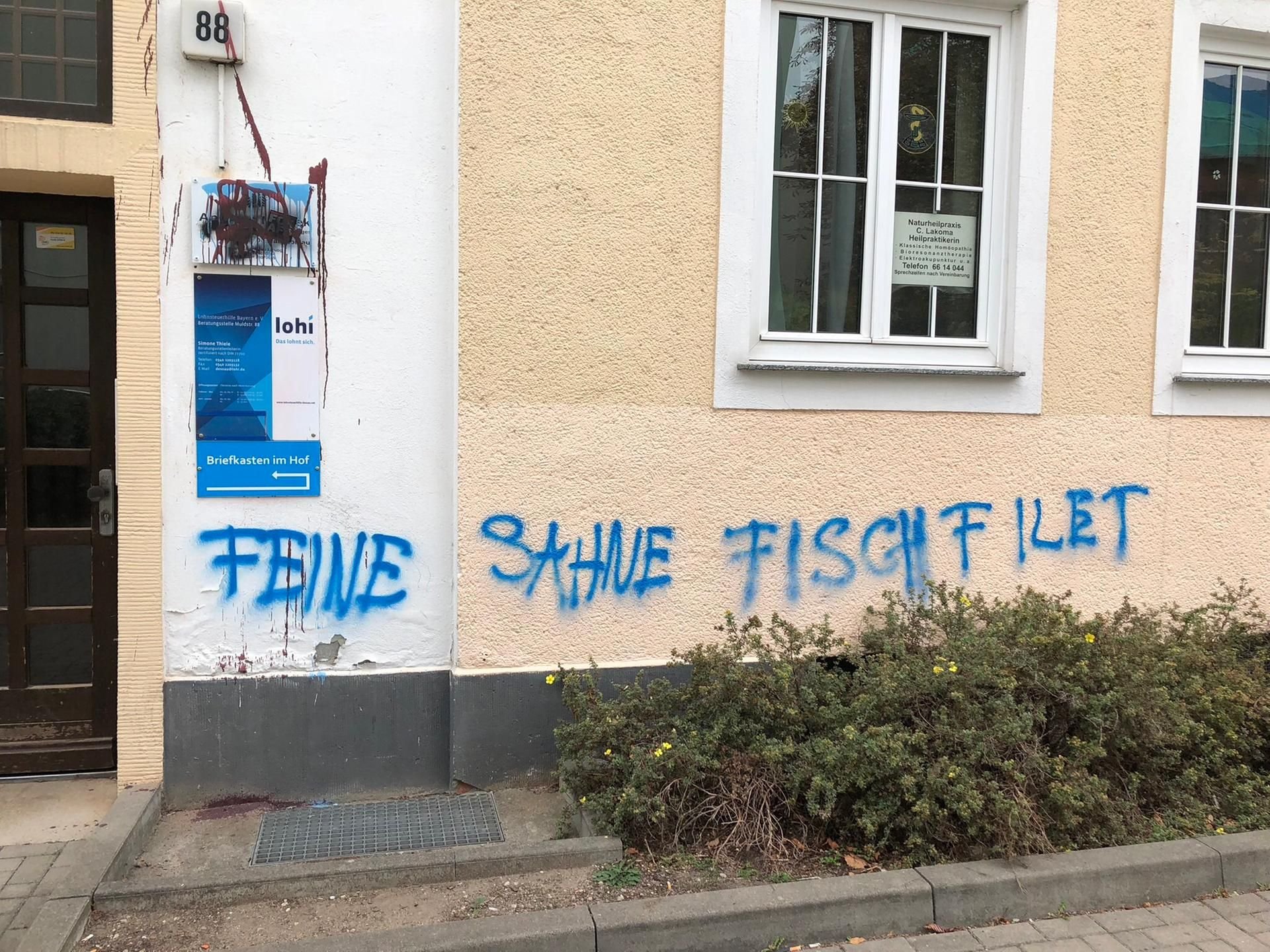 Das Wahlkreisbüro von Andreas Mrosek ist mit dem Schriftzug „Feine Sahne Fischfilet“ besprüht worden.