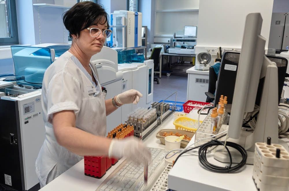 Im neuen Zentrallabor im Carl-von-Basedow-Klinikum in Merseburg werden täglich bis zu 4.000 Proben von Patienten analysiert.
