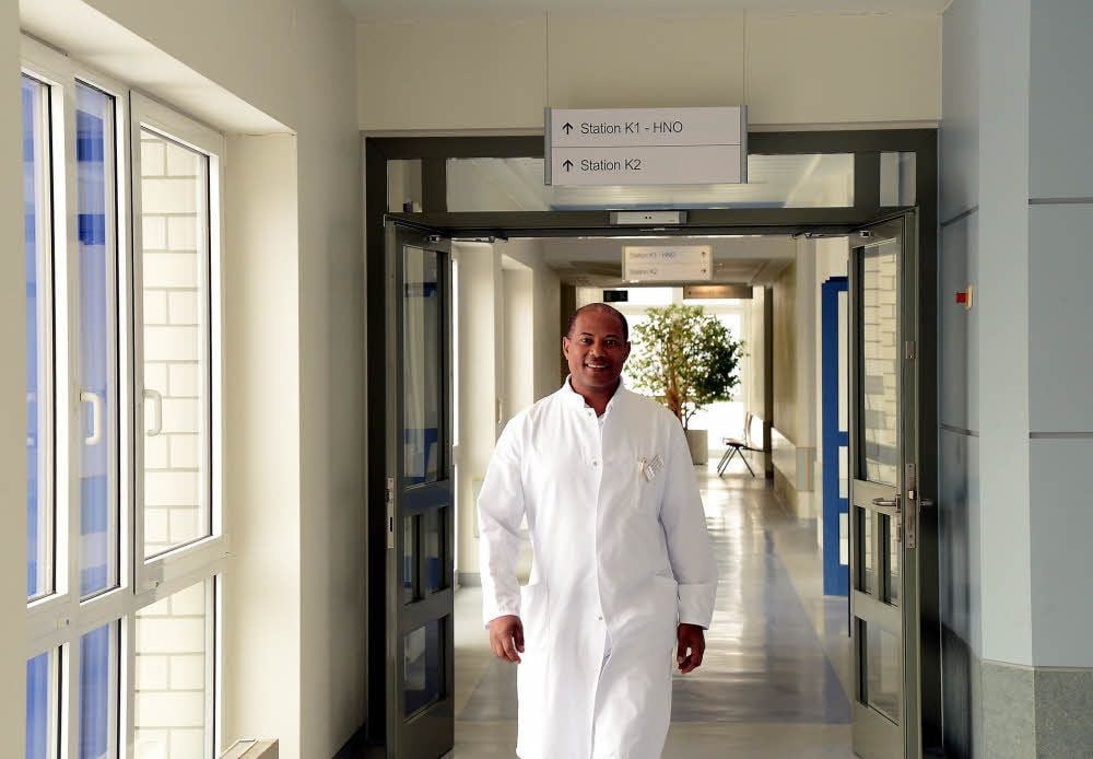 Bekele Mekonnen ist Chefarzt der HNO-Klinik in Zeitz. Er setzt auf gut informierte und für Krankheiten sensibilisierte Patienten.