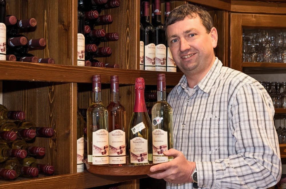 Der Gröster Winzer Mario Thürkind zeigt Weine und Sekt, die bei der jüngsten Gebietsweinprämierung ausgezeichnet wurden.