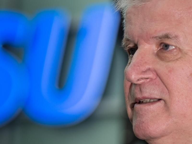 CSU-Chef Horst Seehofer fordert eine drastische Verschärfung der Flüchtlings- und Zuwanderungspolitik. Foto: Peter Kneffel/Archiv