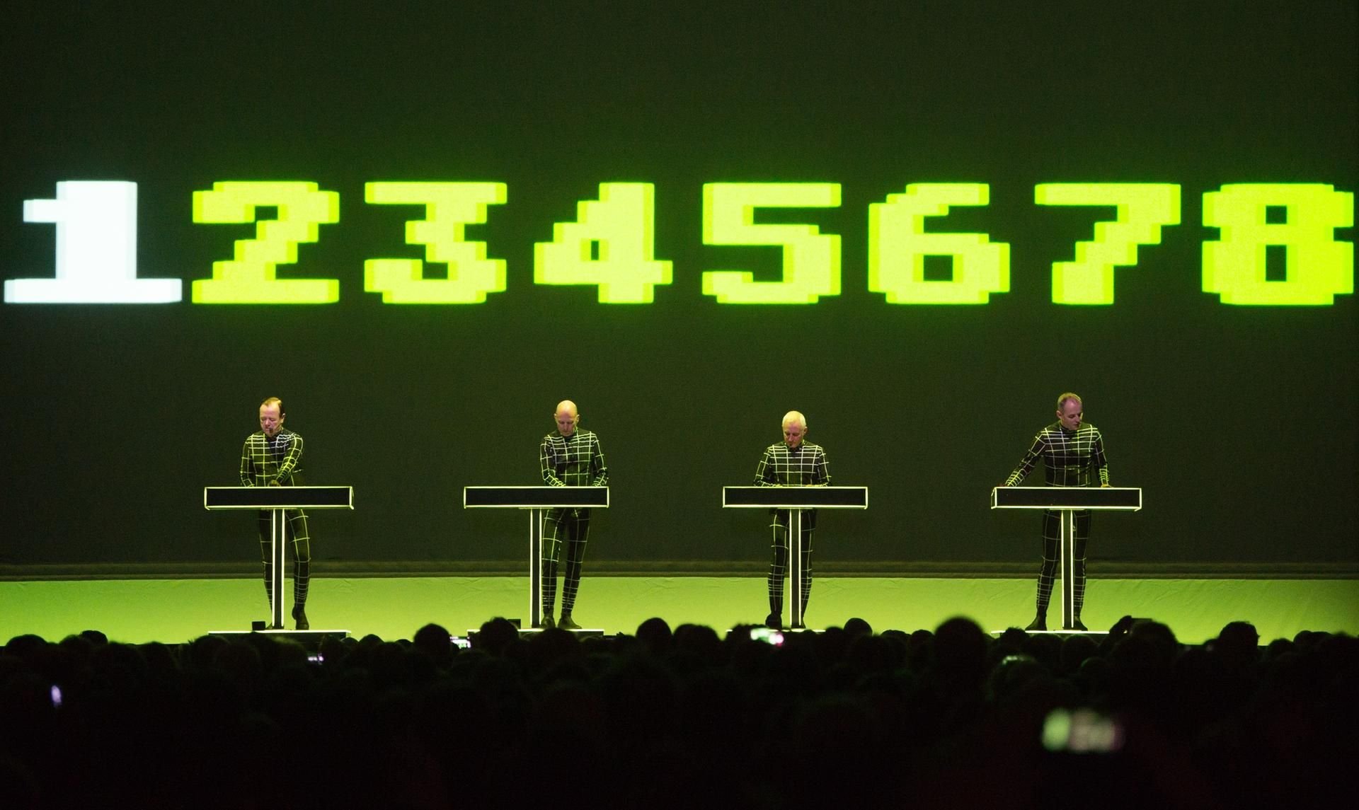 Die deutsche Elektro-Band Kraftwerk steht während eines Konzerts im Albertinum der Staatlichen Kunstsammlungen Dresden.