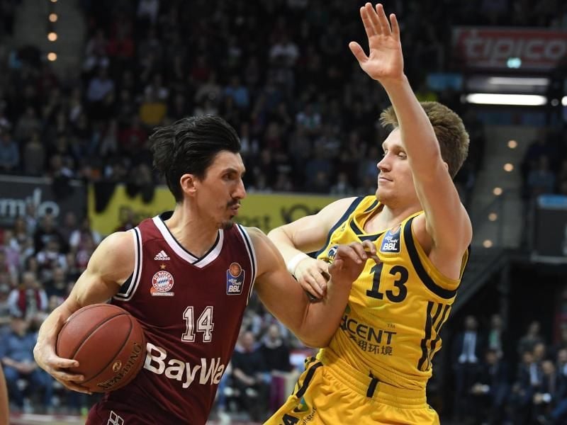 Bayerns Nihad Djedovic (l) zieht gegen Marius Grigonis zum Korb. Foto: Peter Kneffel