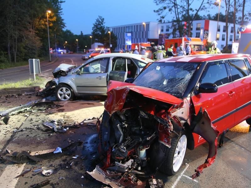 In Hagen beginnt der Prozess gegen zwei mutmaßliche Raser, die bei einem Unfall vier Menschen zum Teil schwer verletzt haben sollen. Foto: Alex Talash