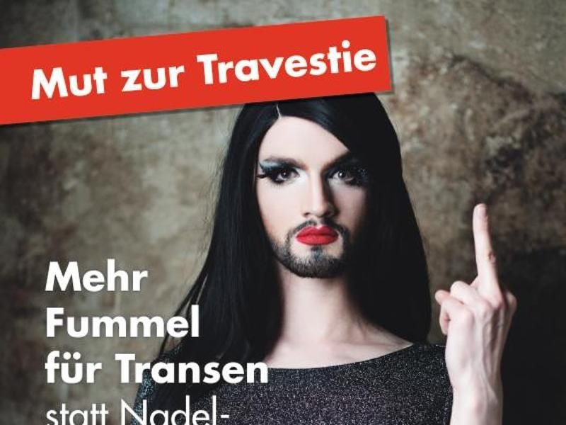 Mit einer Plakat-Aktion macht „Travestie für Deutschland” auf Rassismus und Homophobie aufmerksam. Foto: Felix Grimm