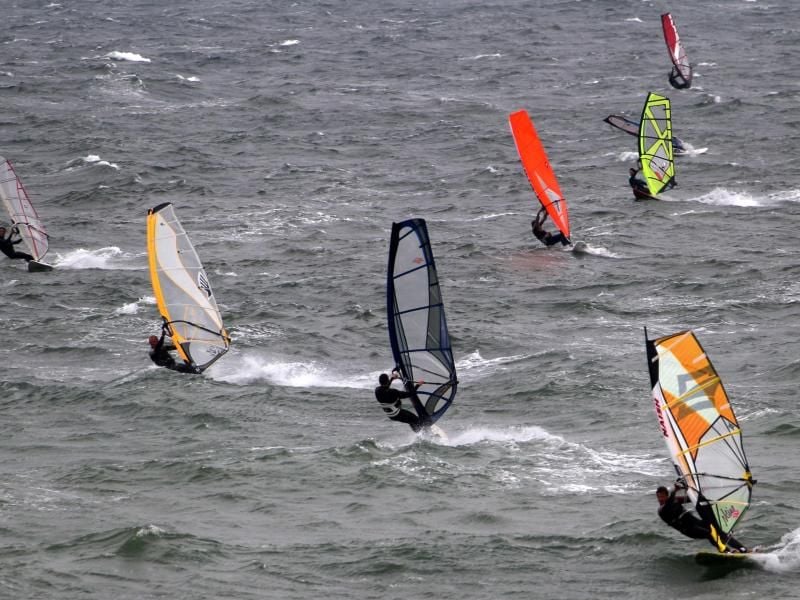 Auf der Ostsee vor Ahrenshoop sind am Surfer unterwegs. Foto: Bernd Wüstneck/Archiv