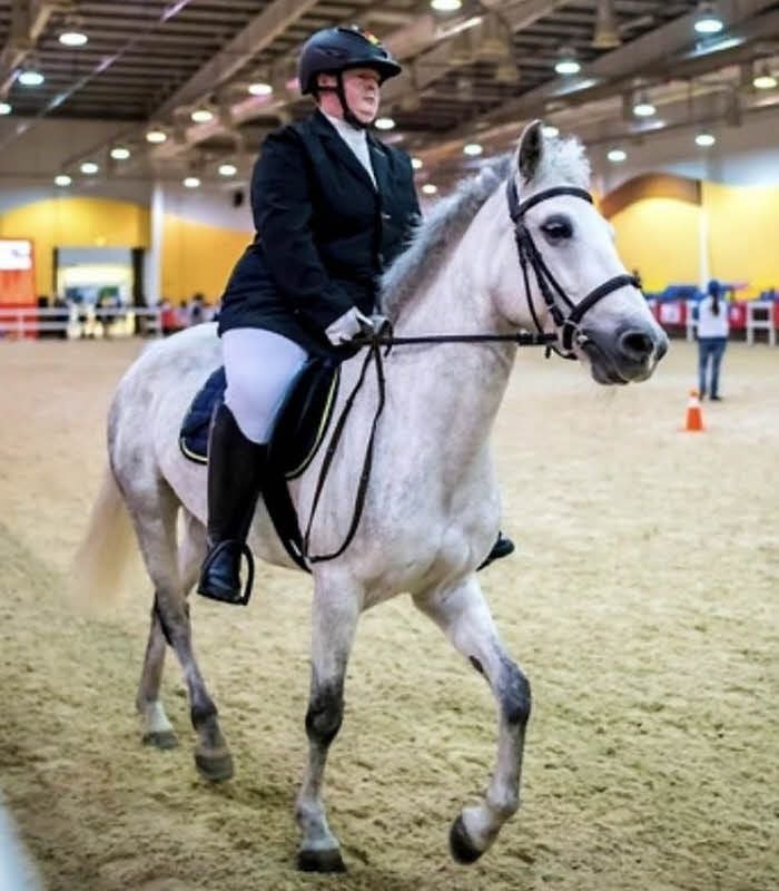 Hoch zu Ross wird Juliane Dietrich eins mit dem Pferd.