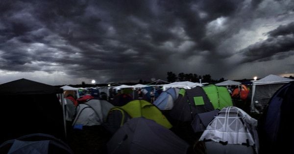 Zelte beim Highfield-Festival am Störmthaler See: Das Festival war wegen einem schweren Unwetter kurz nach Beginn unterbrochen worden.