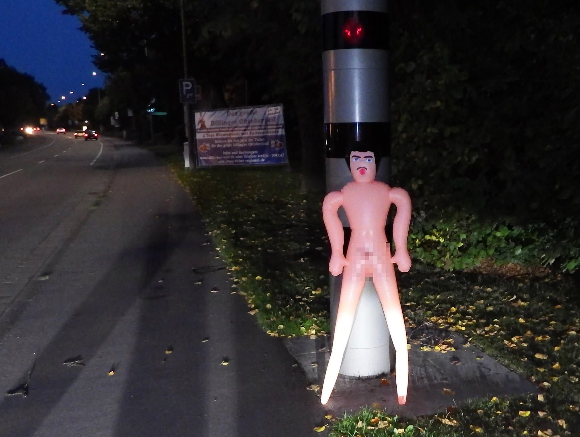 Eine lebensgroße Sexpuppe haben Unbekannte direkt vor einem Blitzer in Dillingen (Saarland) aufgestellt.