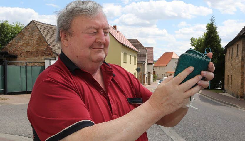 Eine gestellte Aufnahme mit Bringfried Schatz in Uichteritz. In die gefundene Geldbörse hatte er nicht mal reingeschaut.
