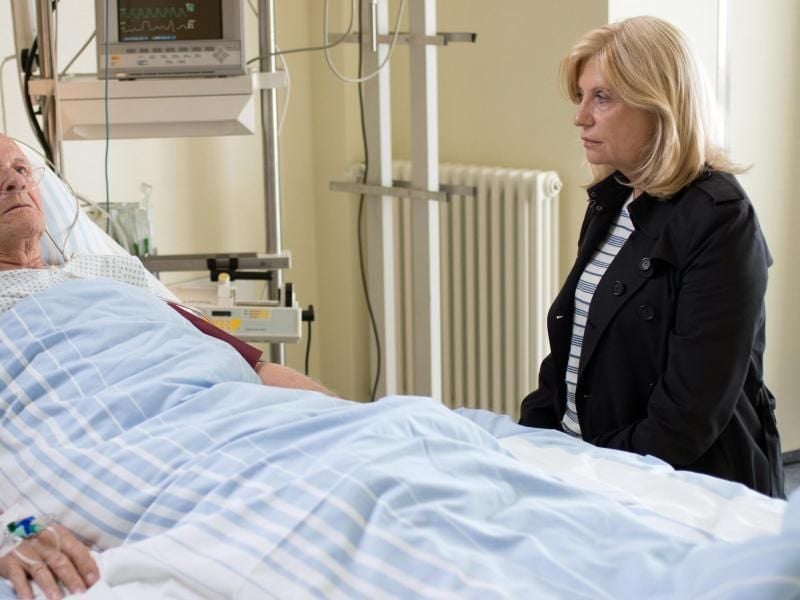 Die Hauptkommissarin Inga Lürsen (Sabine Postel) am Krankenbett. Foto: Christine Schröder/Radio Bremen/ARD