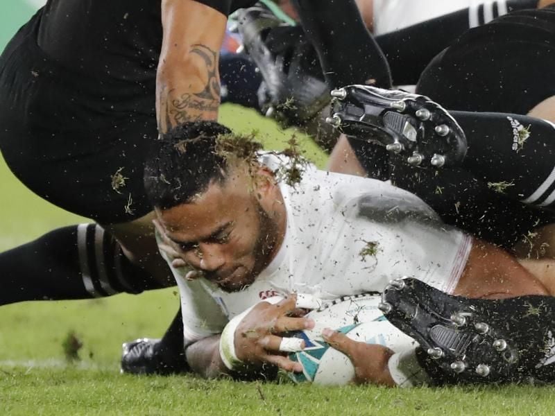 Englands Manu Tuilagi sichert sich das Rugby-Ei. Foto: Eugene Hoshiko/AP/dpa