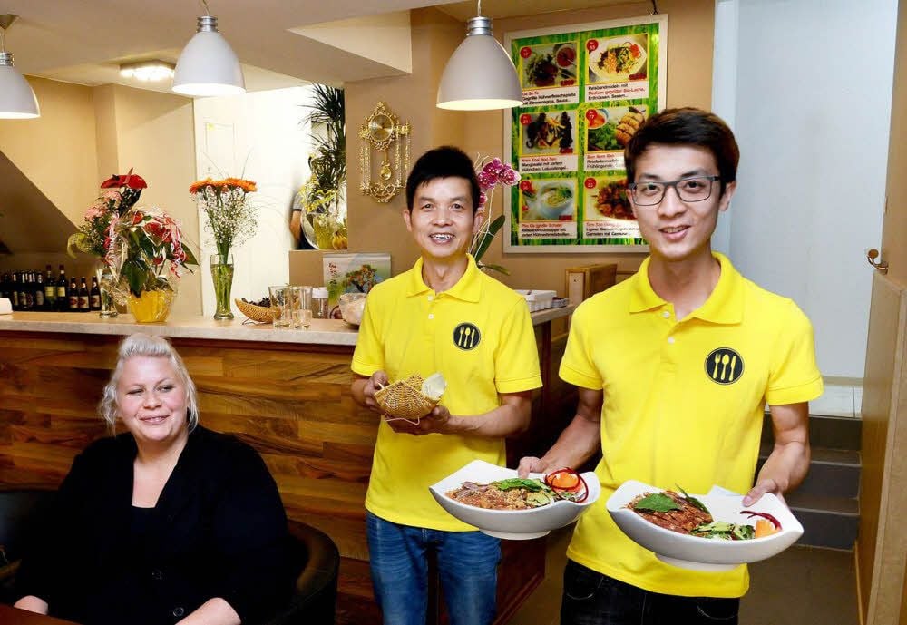 Tom Tran Duc und sein Sohn Viet Tran Duc (rechts) kümmern sich im neuen vietnamesischen Lokal um die ersten Kunden.