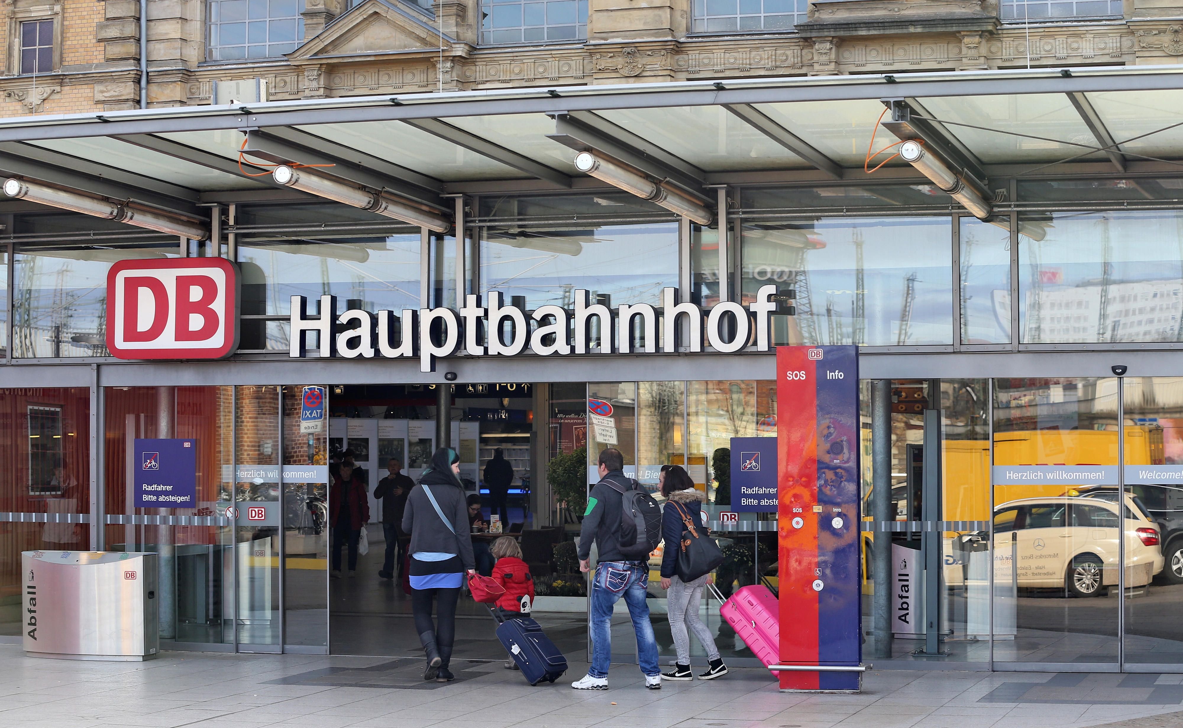 Reisende betreten den Hauptbahnhof Halle (Saale).