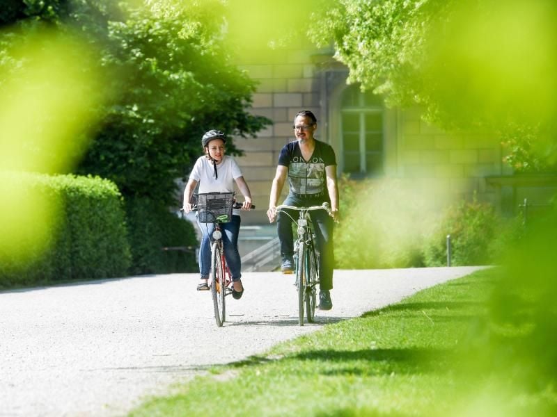 Die richtige Einstellung des Fahrrads ist wichtig, damit man ohne Beschwerden unterwegs ist. Foto: Tobias Hase/dpa-tmn