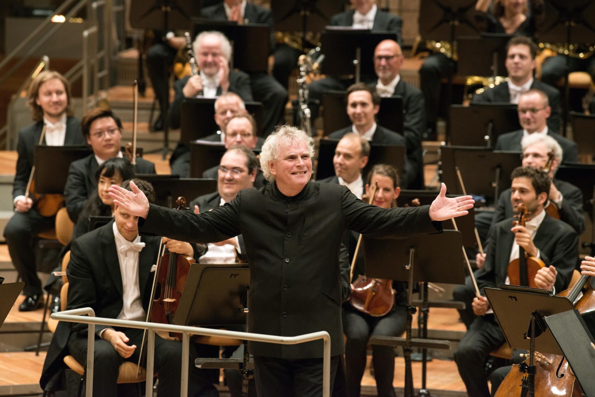 Sir Simon Rattle bedankt sich bei seinem Publikum.