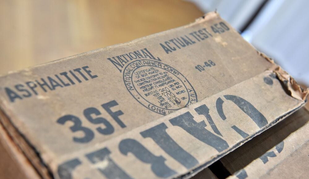 Der Aufdruck 10-48 rechts auf der Oberseite beweist: Das Paket stammt aus dem Oktober 1948.