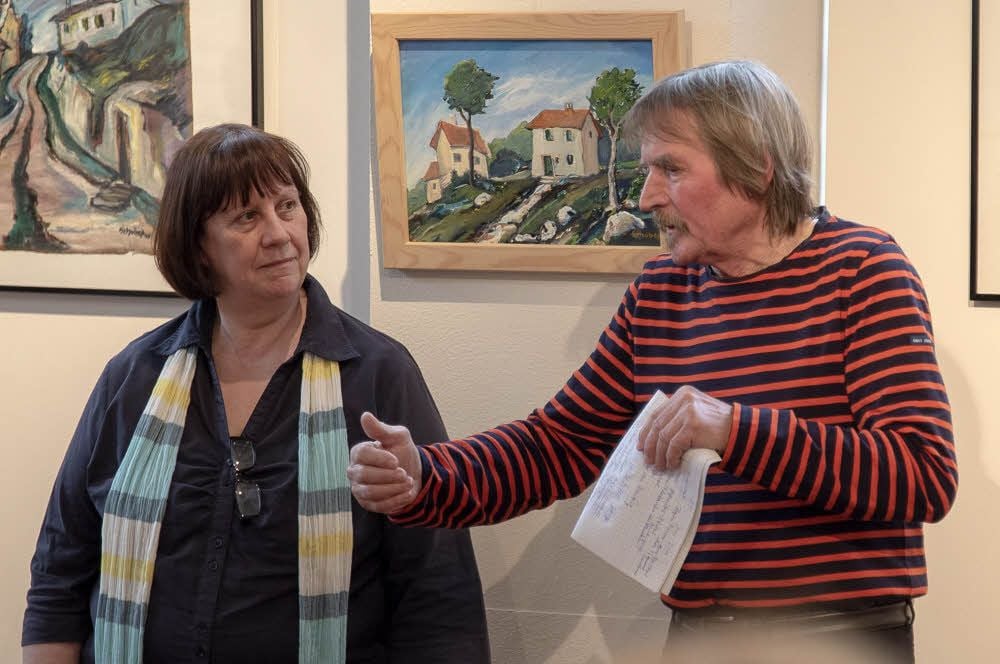 Künstler Bernd Schobeß im Gespräch mit Museumsleiterin Ute Tichatschke. Schobeß’ Ausstellung im Hüttenmuseum ist Frankreich gewidmet.