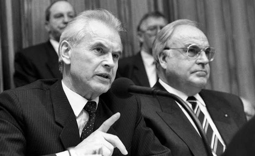 Hans Modrow (links), damals DDR-Ministerpräsident, im Jahr 1990 bei einer Pressekonferenz mit Bundeskanzler Helmut Kohl.