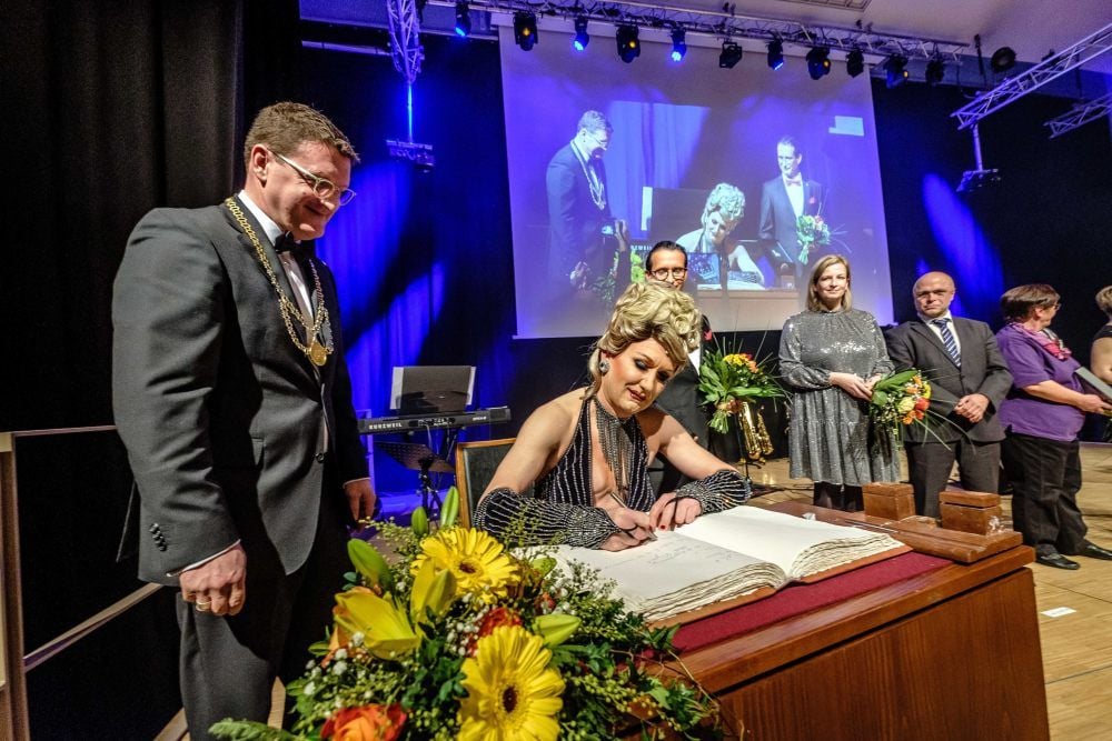 Stefan Schneegaß trägt sich ins Goldene Buch ein.