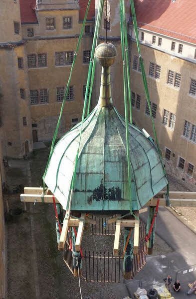 Im April schwebte die Turmhaube in den Schlosshof.