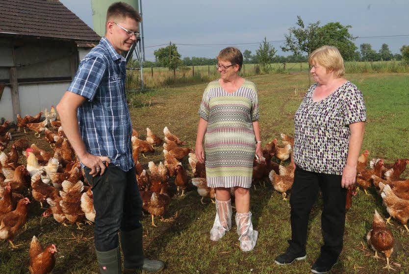 Ministerin Claudia Dalbert (Mitte) nimmt sich Zeit, um sich den Heidehof in Mark Zwuschen von Doris und Michael Stecher ausführlich erläutern zu lassen. Zuvor hat sie einen Fördermittelbescheid übergeben.