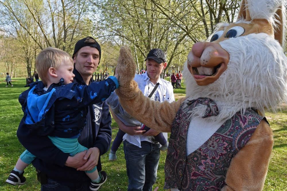 Ben gibt dem Osterhasen ein High Five.