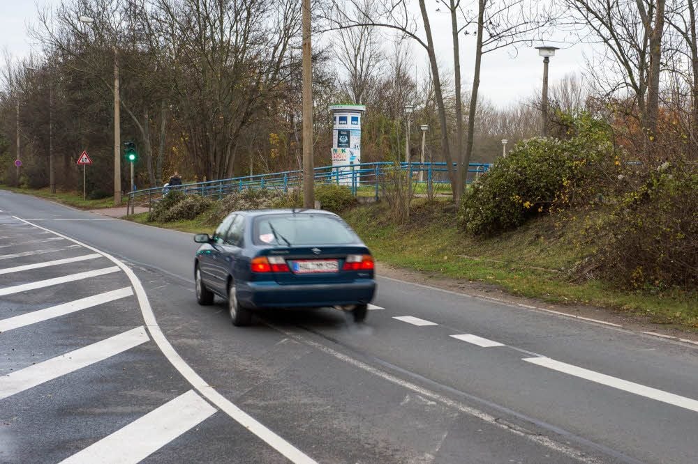 Gefährlich: Am Gimritzer Damm endet der Fahrradstreifen (durch Strichellinie abgegrenzt) abrupt. Radfahrer und Autos kommen sich in die Quere.