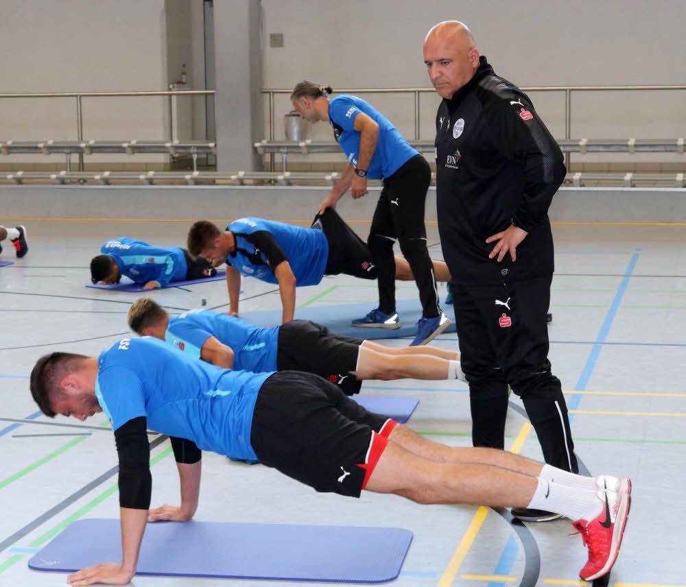 Trainer Volkan Uluc beäugt seine Spieler ganz genau.