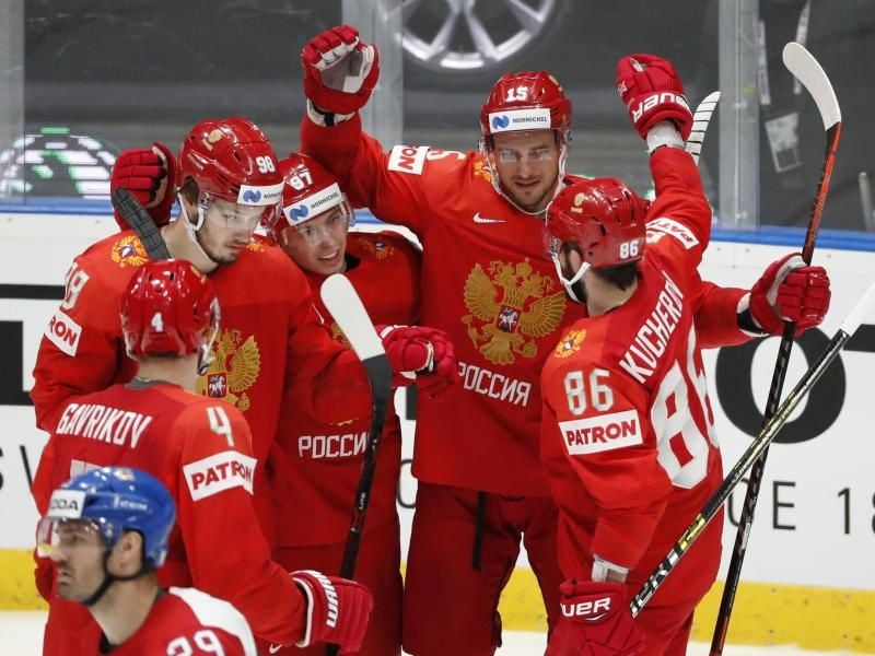 Artjom Anissimow aus Russland (2.v.r) jubelt mit seinen Teamkollegen über Platz drei. Foto: Petr David Josek/AP
