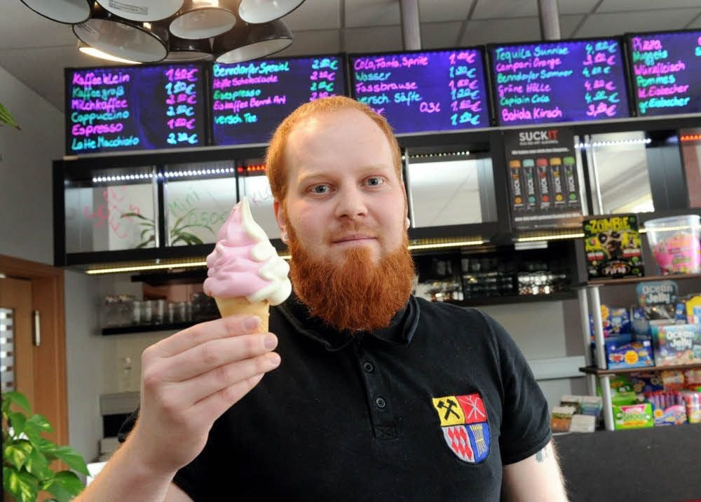 Thomas Luft bietet in seinem Café in Benndorf Softeis mit Ziegenmilch aus Pfeiffhausen an.