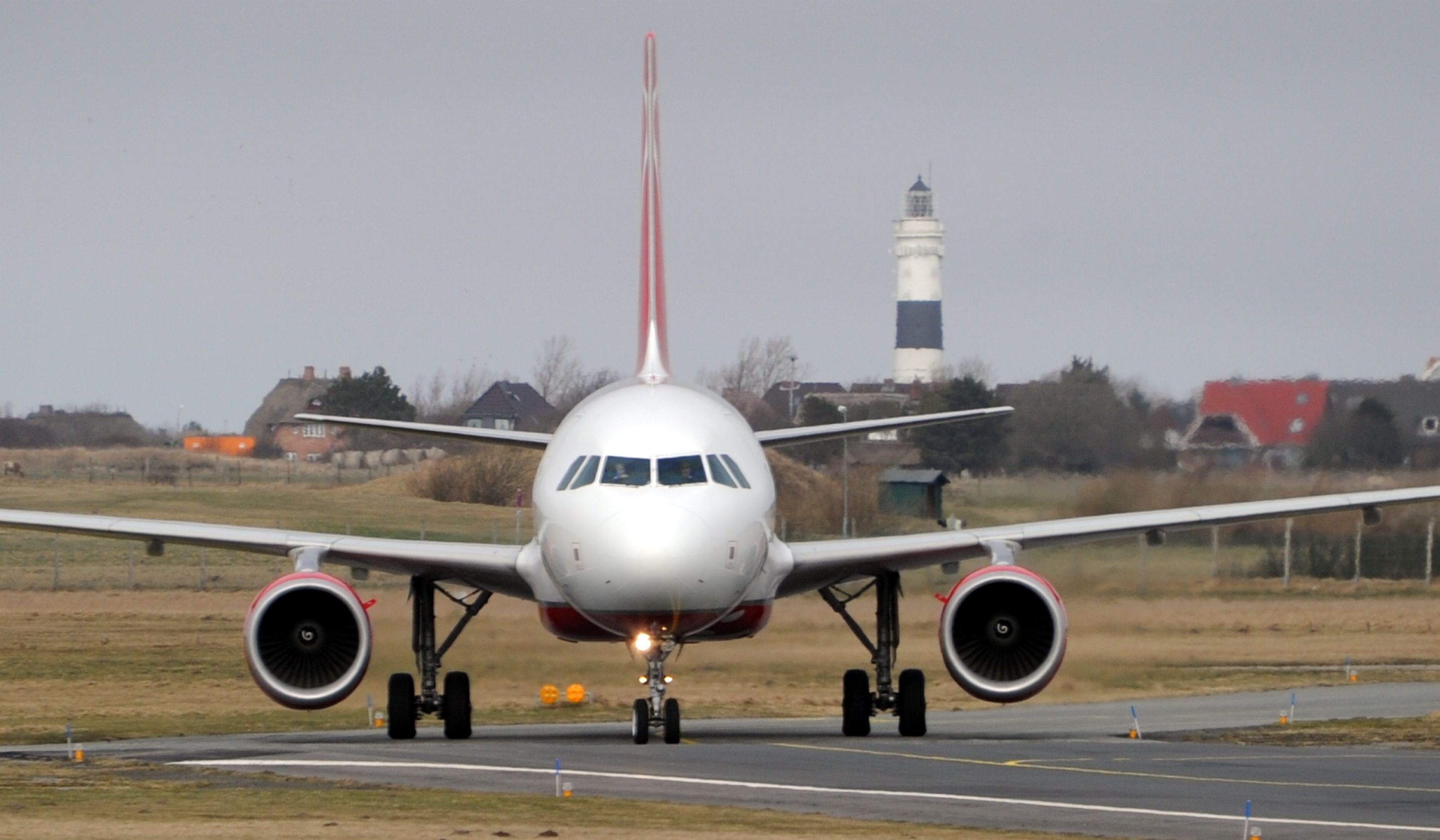 Umstellung bei Air Berlin: Auf der Kurz- und Mittelstrecke kosten Essen und Trinken künftig Geld.