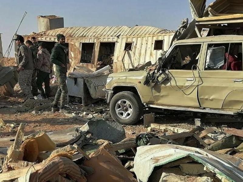 Kämpfer der schiitischen Miliz Kataib Hisbollah begehen ihr Hauptquartier, das durch einen US-Luftangriff zerstört wurde. Foto: -/AP/dpa